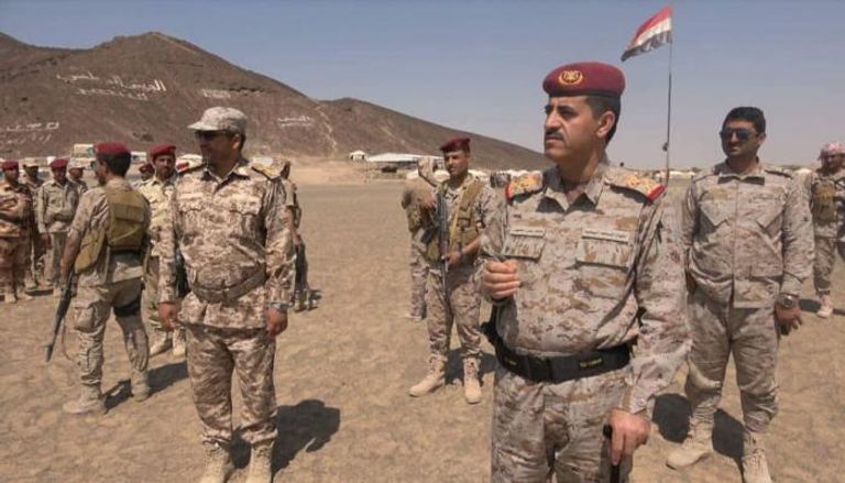 رئيس الأركان اليمني وسط قوات من الجيش اليمني