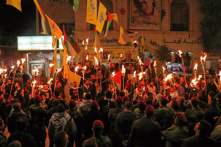 عباس يضيء شعلة انطلاقة فتح الـ54