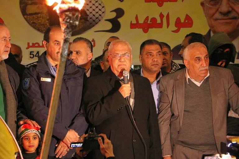 عباس يضيء شعلة انطلاقة فتح الـ54