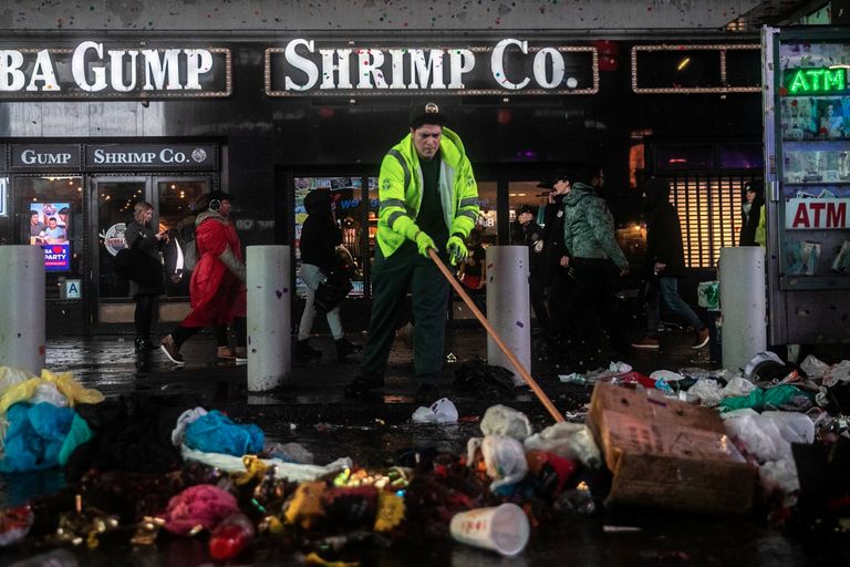 الآلاف يحتفلون بالعام الجديد في ساحة تايمز سكوير بنويورك