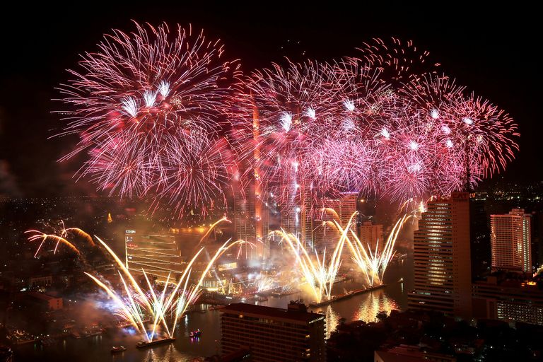 الاحتفالات في العاصمة التايلاندية الاحتفال بالعام الجديد في تايمز سكوير بنيويورك