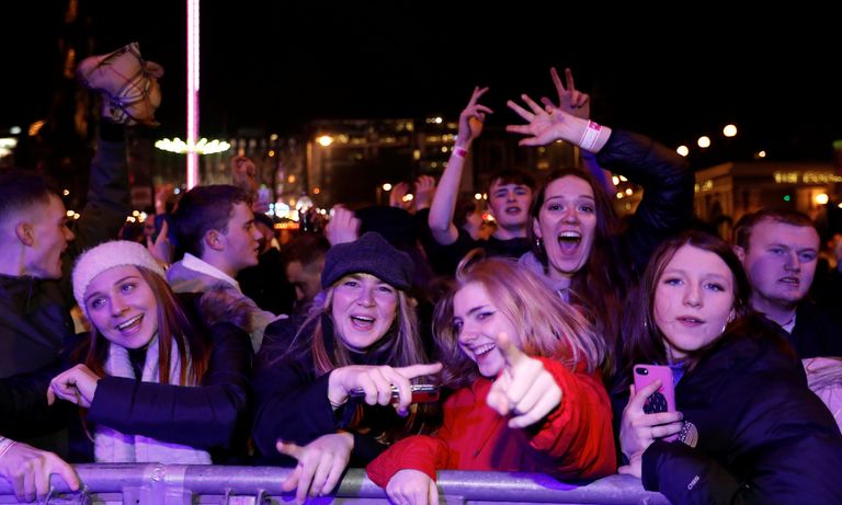 الاحتفالات في اسكتلندا الاحتفال بالعام الجديد في تايمز سكوير بنيويورك