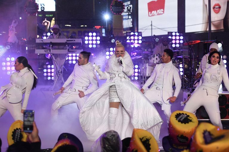 الاحتفالات في تايمز سكوير بنيويورك الاحتفال بالعام الجديد في تايمز سكوير بنيويورك