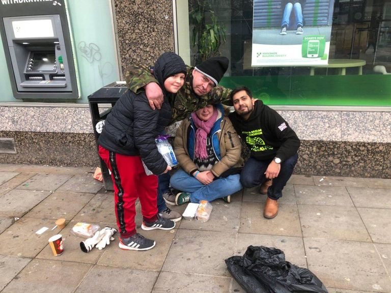 متطوعو الجمعية يوزعون الوجبات في أكياس كتب عليها