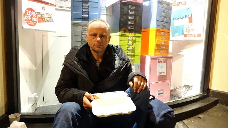 متطوعو الجمعية يوزعون الوجبات في أكياس كتب عليها