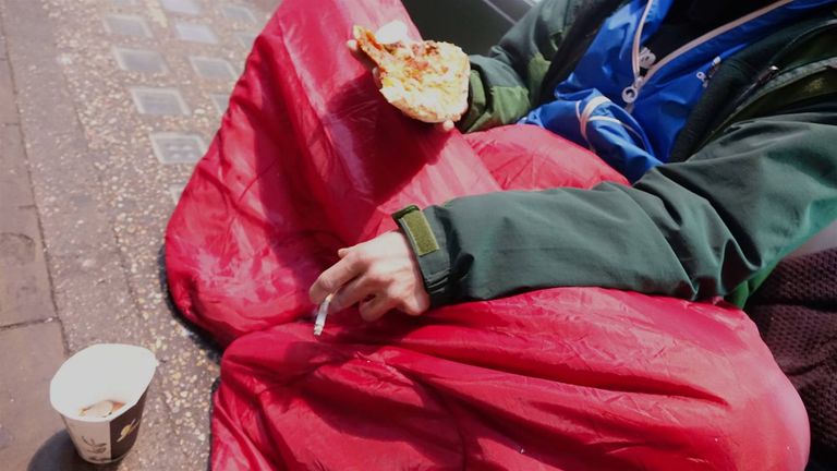 متطوعو الجمعية يوزعون الوجبات في أكياس كتب عليها