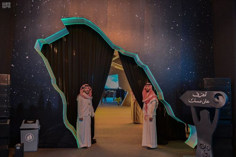 زوار الجنادرية يخوضون رحلة إلى الماضي في "مسك الخيرية"