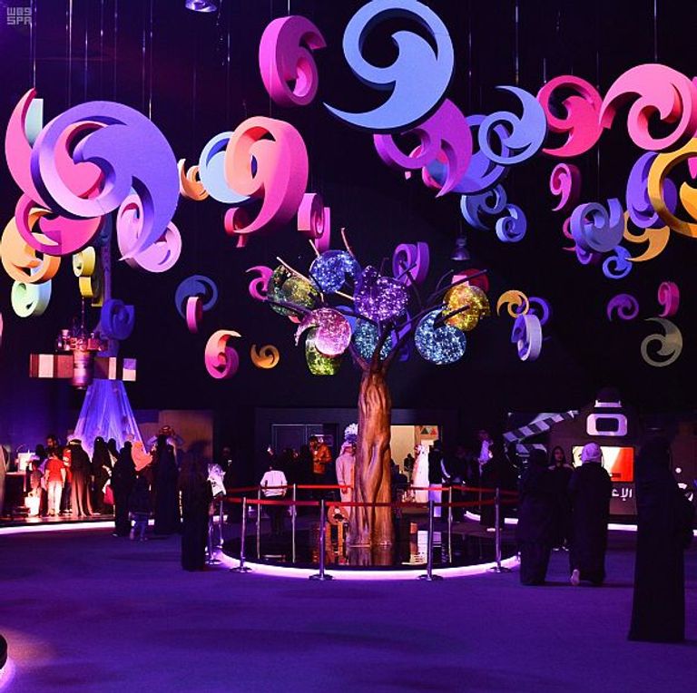 زوار الجنادرية يخوضون رحلة إلى الماضي في "مسك الخيرية"