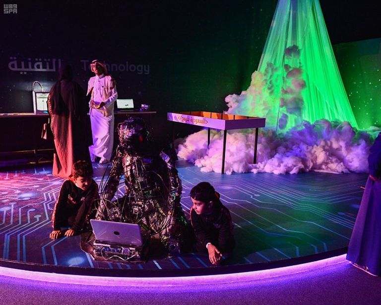 زوار الجنادرية يخوضون رحلة إلى الماضي في "مسك الخيرية"