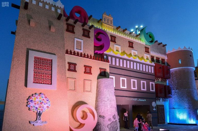 زوار الجنادرية يخوضون رحلة إلى الماضي في "مسك الخيرية"