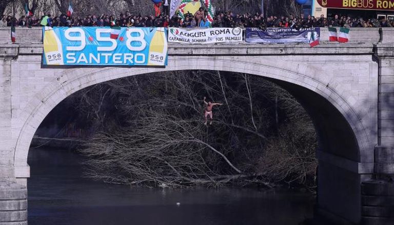 أحد الرجال يقفز من فوق الجسر