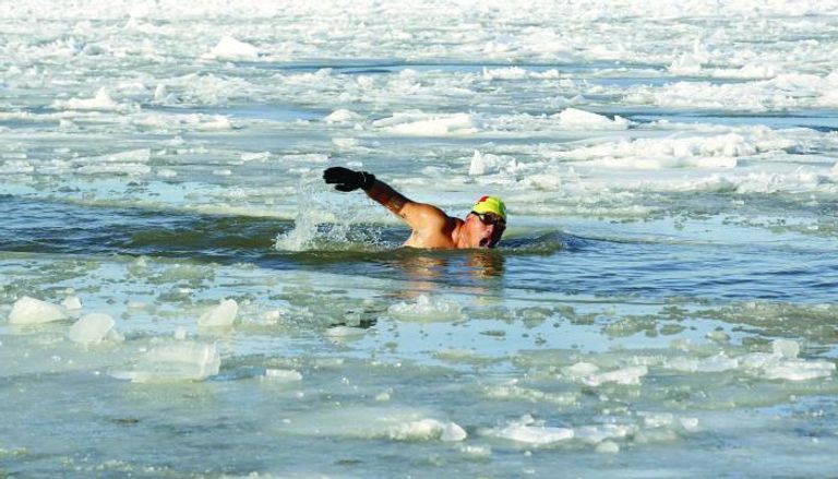 السباحة في المياه الجليدية - أرشيفية