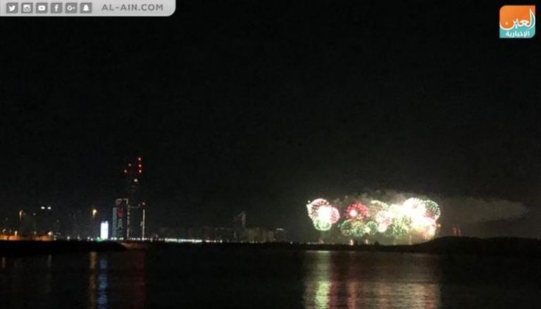 أبوظبي تطلق الألعاب النارية احتفالا ببدء العام الجديد