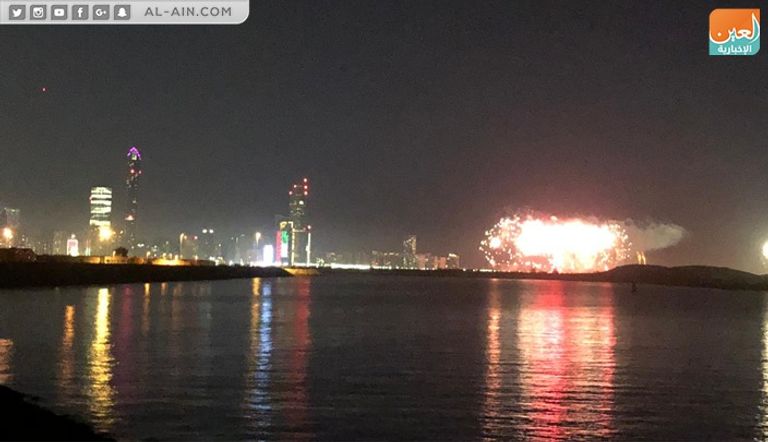 أبوظبي تطلق الألعاب النارية احتفالا ببدء العام الجديد