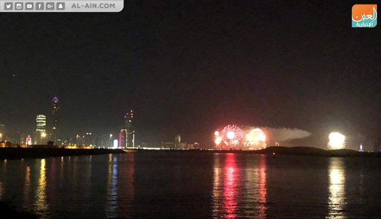 أبوظبي تطلق الألعاب النارية احتفالا ببدء العام الجديد