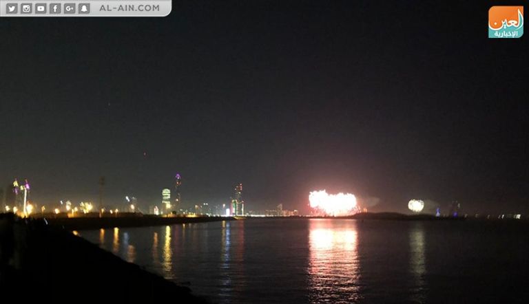 أبوظبي تطلق الألعاب النارية احتفالا ببدء العام الجديد