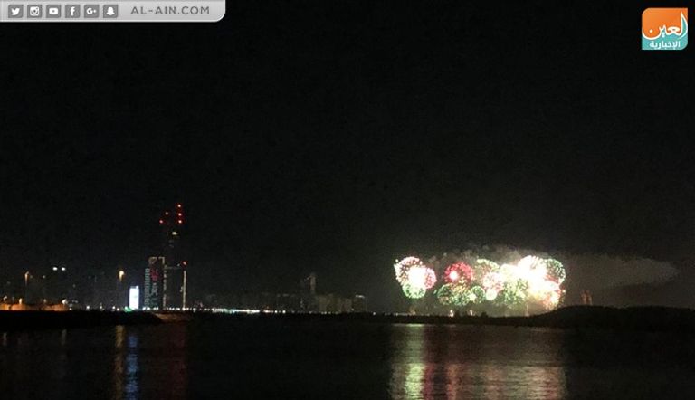 أبوظبي تطلق الألعاب النارية احتفالا ببدء العام الجديد