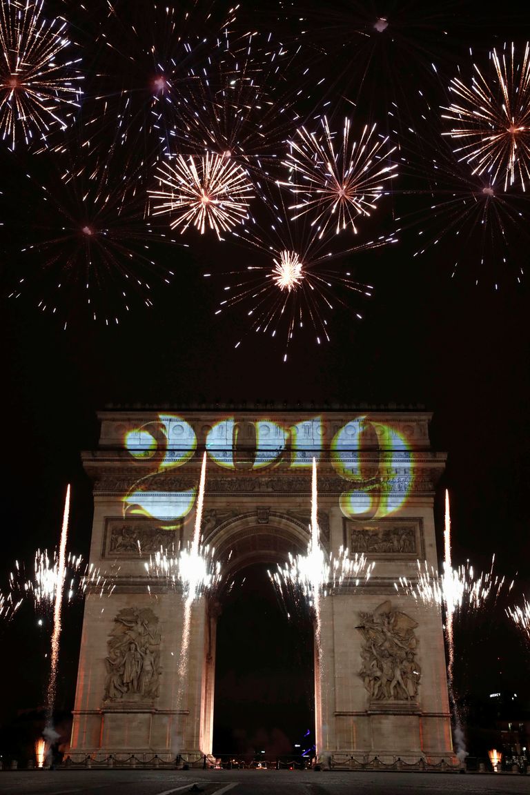 فرنسيون يحتلفون بالعام الجديد في الشانزلزيه