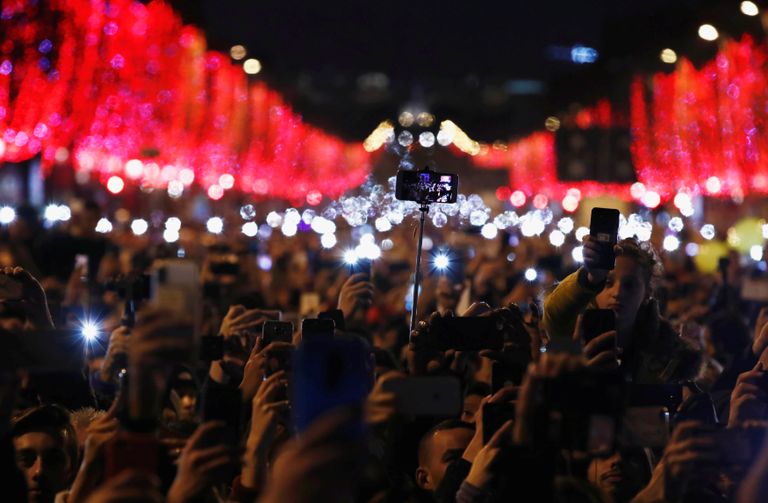 فرنسيون يحتلفون بالعام الجديد في الشانزلزيه