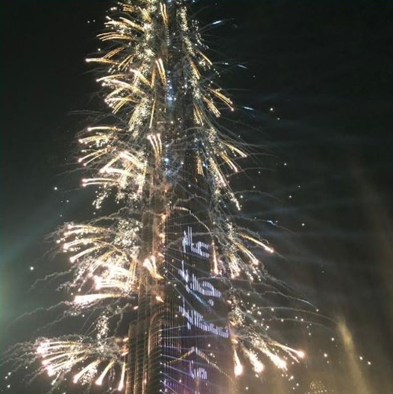 الإمارات تبدأ الاحتفال بالعام الجديد بإطلاق ألعاب نارية ضخمة 