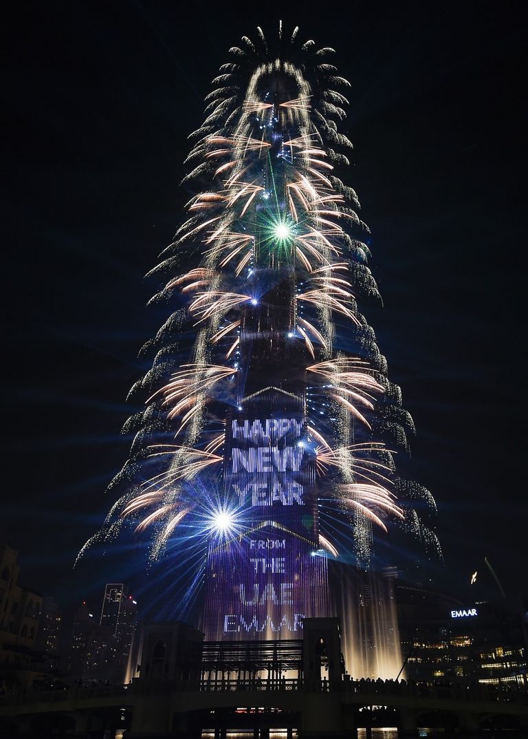 الألعاب النارية تنير سماء دبي احتفالا بعام 2019