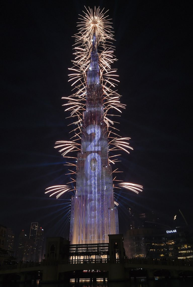 الألعاب النارية تنير سماء دبي احتفالا بعام 2019