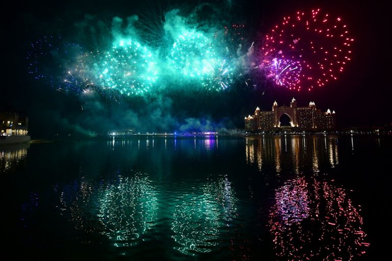 الألعاب النارية تنير سماء دبي احتفالا بعام 2019