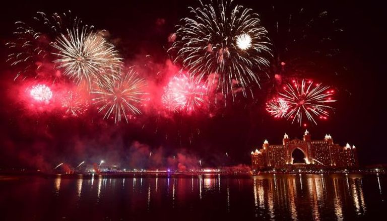 الألعاب النارية تنير سماء دبي احتفالا بعام 2019