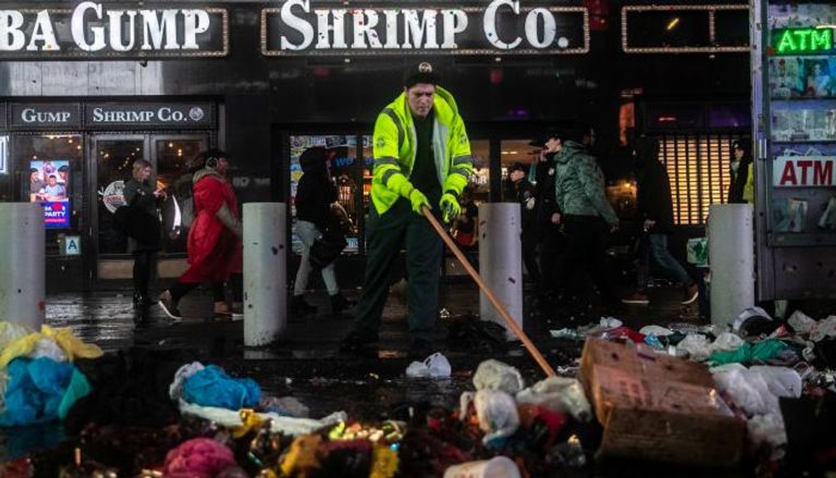 عامل نظافة يزيل آثار الاحتفالات في ميدان تايمز سكوير بنيويورك