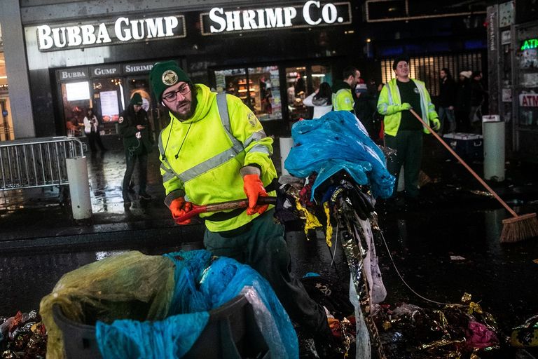 عامل نظافة يزيل آثار الاحتفالات في ميدان تايمز سكوير بنيويورك