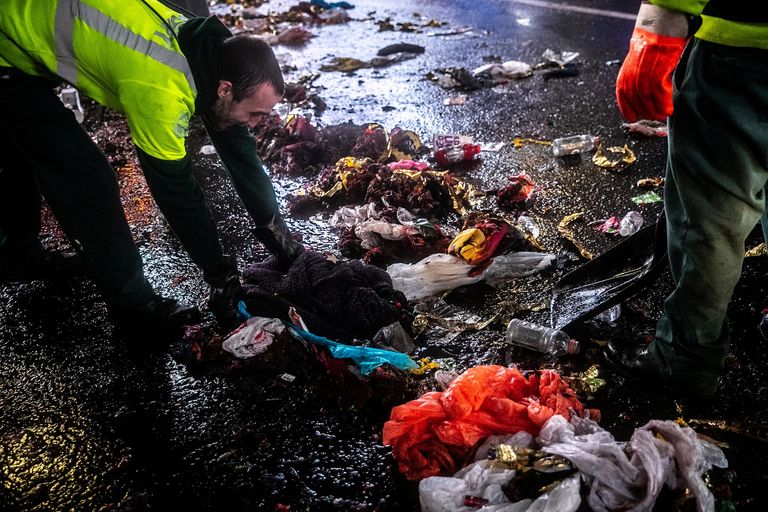 عامل نظافة يزيل آثار الاحتفالات في ميدان تايمز سكوير بنيويورك