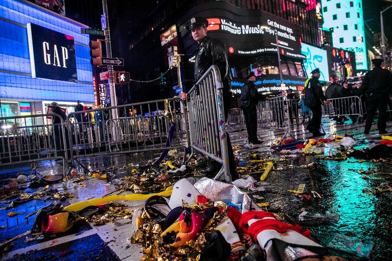عامل نظافة يزيل آثار الاحتفالات في ميدان تايمز سكوير بنيويورك