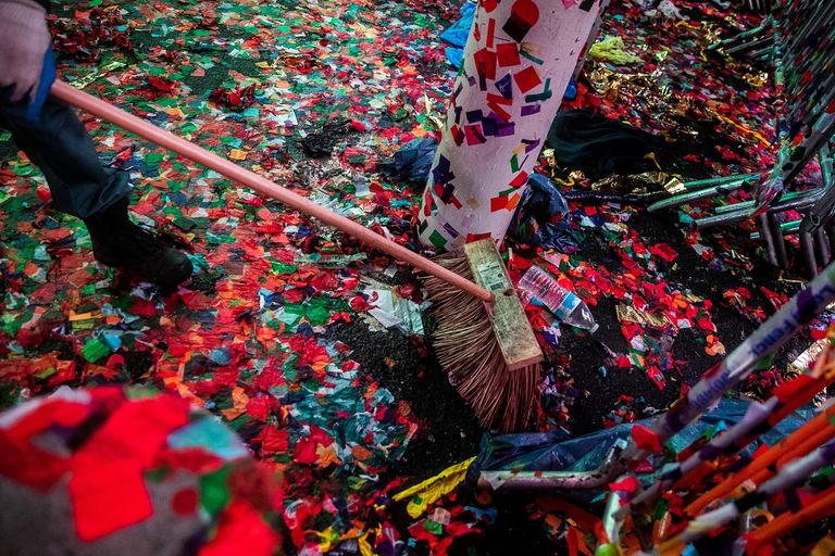 عامل نظافة يزيل آثار الاحتفالات في ميدان تايمز سكوير بنيويورك