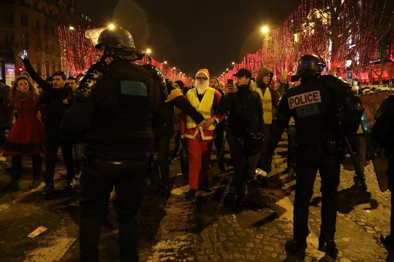 عامل نظافة يزيل آثار الاحتفالات في ميدان تايمز سكوير بنيويورك