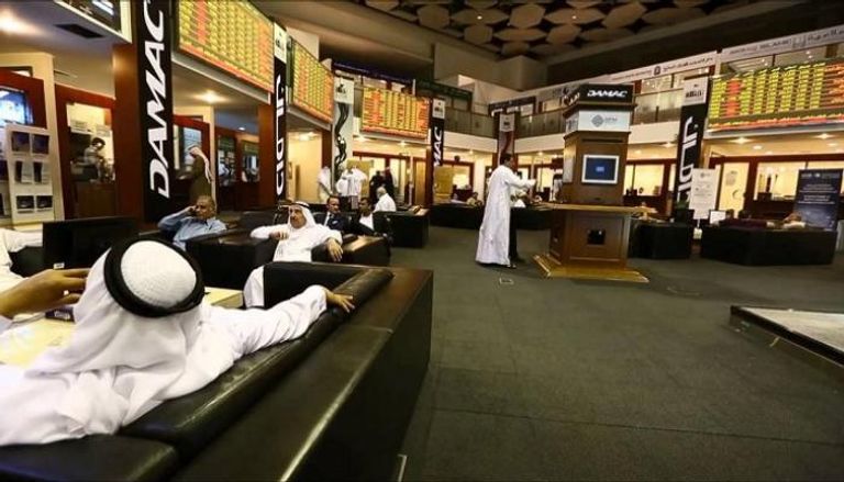 متعاملون في سوق دبي المالي - أرشيف