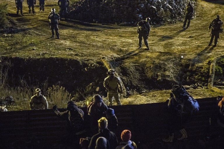 جانب من المواجهات بين القوات الأمريكية والمهاجرين القوات الأمريكية تطلق الغاز المسيل للدموع على مهاجرين