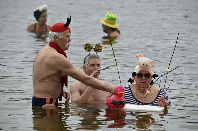 الاستحمام في المياه الباردة تقليد أوروبي لاستقبال العام الجديد