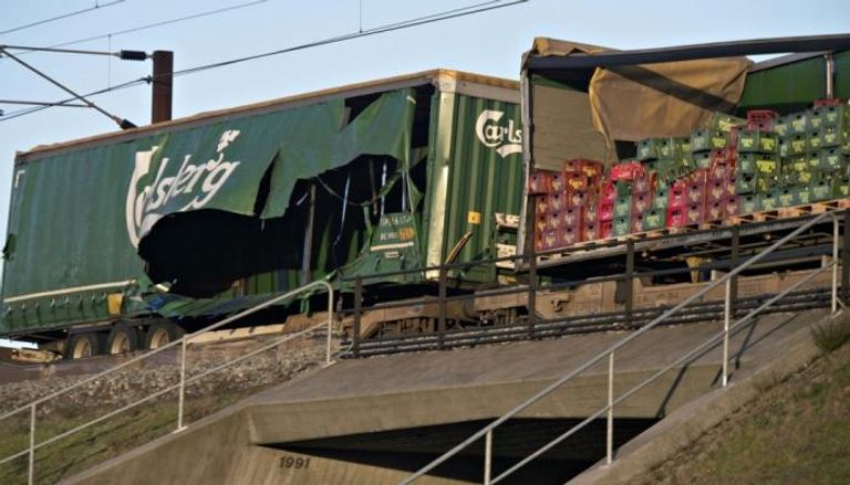 مقصورات قطار بضائع بعد تعرضه لحادث عند جسر جراند بيلت في الدنمارك