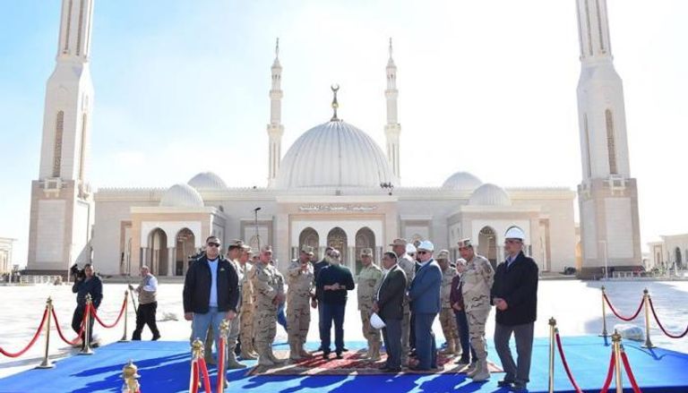 الرئيس المصري خلال تفقده مسجد الفتاح العليم بالعاصمة الإدارية الجديدة