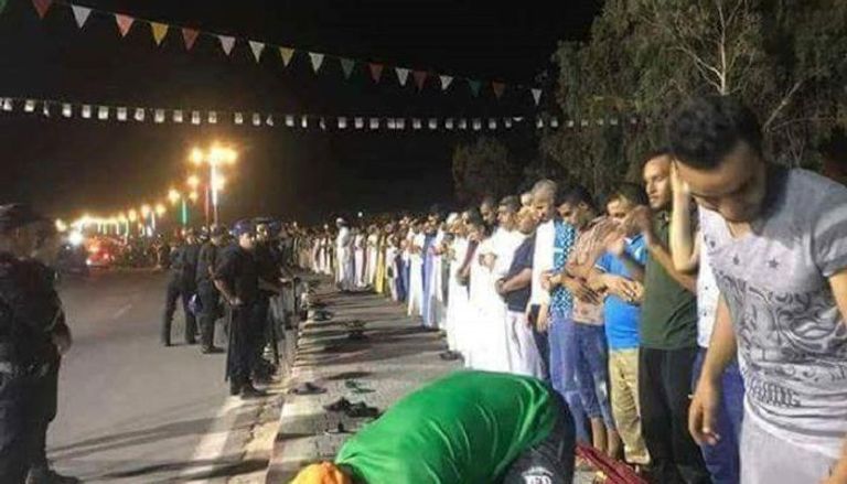 جزائريون يقيمون صلاة جماعية للاحتجاج على حفلة غنائية جزائريون يلقبون 2018 بـ"عام الكوارث" - أرشيفية