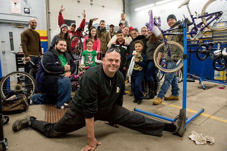بوب شارلاند يخصص شارلاند أيام الثلاثاء لتصليح الدراجات القديمة