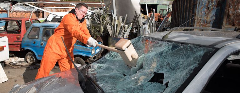 "تحطيم السيارات".. أحدث طرق التنفيس عن الغضب في هولندا