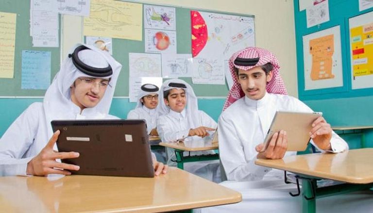 طلبة سعوديون يستخدمون الحواسيب واللوحات الذكية ـ صورة أرشيفية