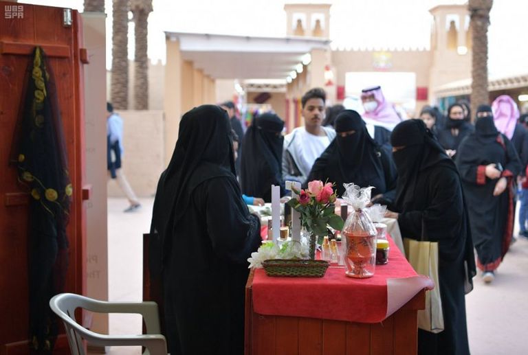 السوق الشعبي بالجنادرية يتميز بالحرف اليدوية