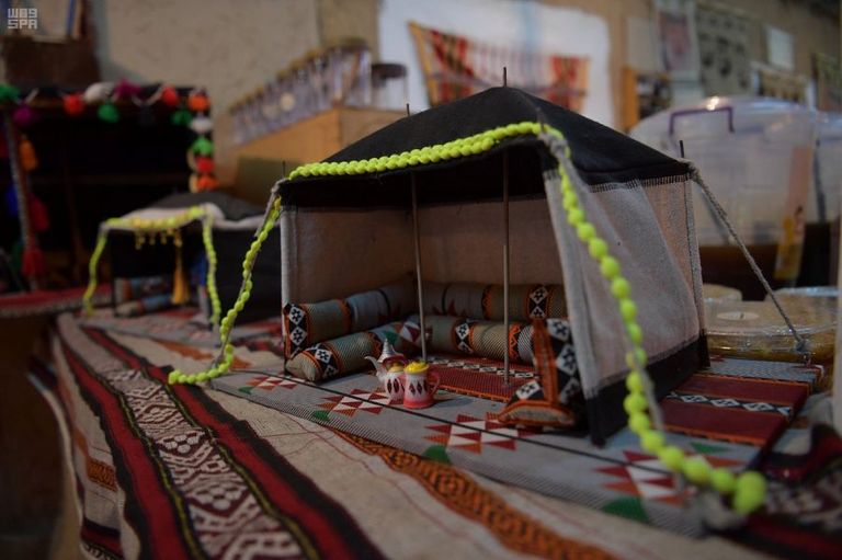 السوق الشعبي بالجنادرية يتميز بالحرف اليدوية