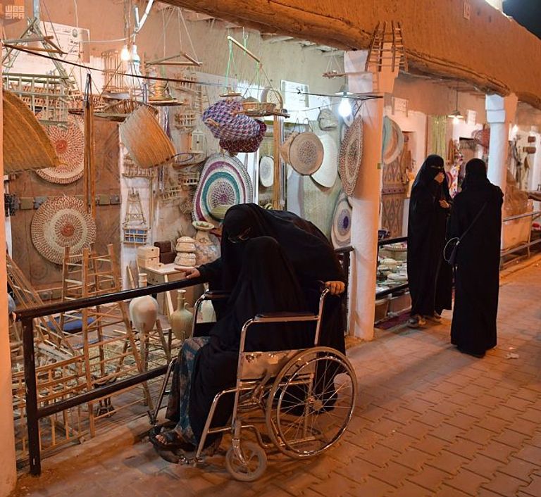 السوق الشعبي بالجنادرية يتميز بالحرف اليدوية