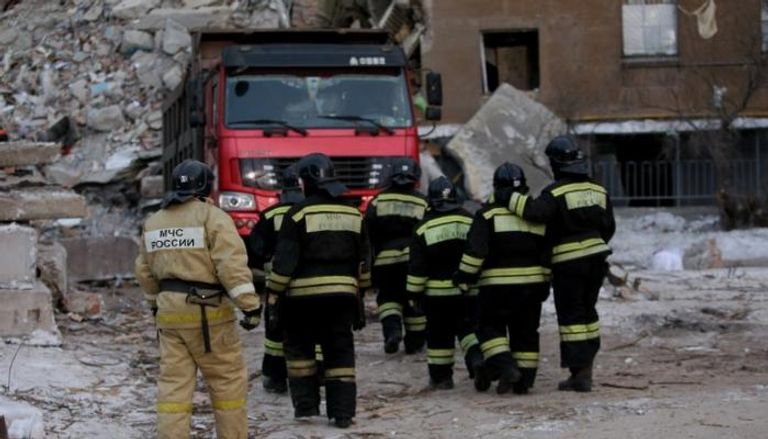 الشرطة الروسية تبحث عن الضحايا في موقع انهيار المبنى السكني