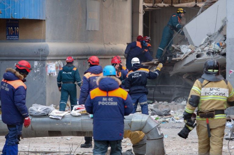 الشرطة الروسية تبحث عن الضحايا في موقع انهيار المبنى السكني