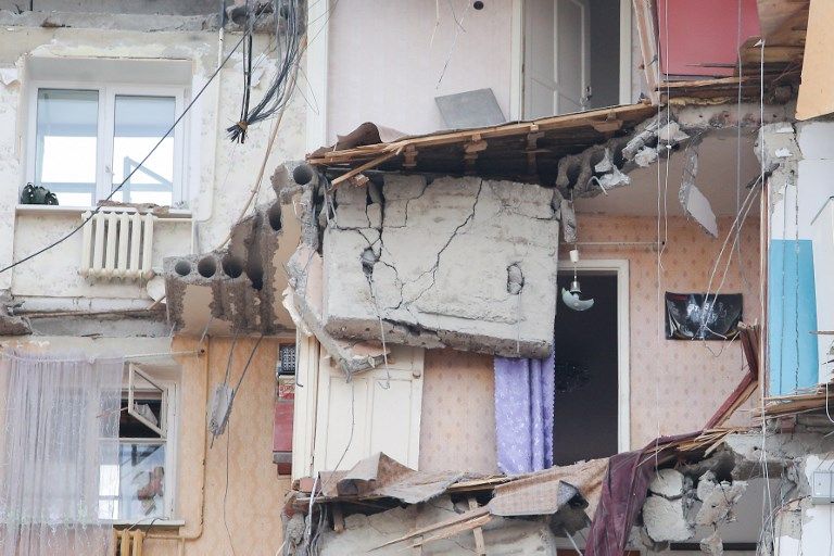 الشرطة الروسية تبحث عن الضحايا في موقع انهيار المبنى السكني