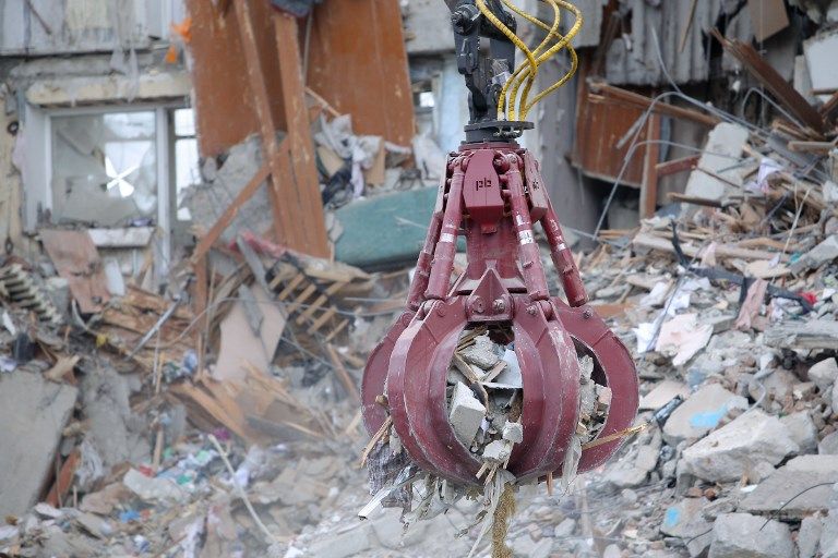 الشرطة الروسية تبحث عن الضحايا في موقع انهيار المبنى السكني